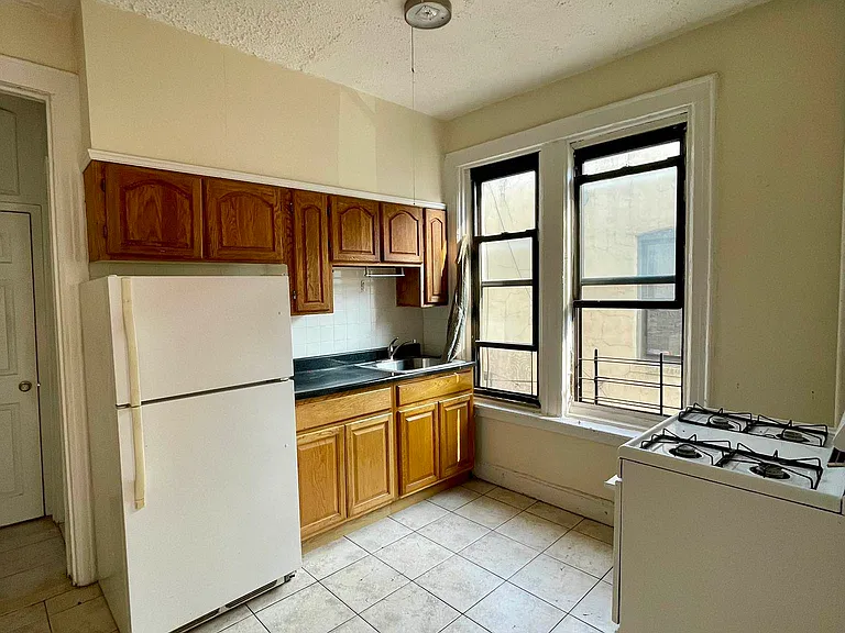 25-46 35th St #2F — Photo 4