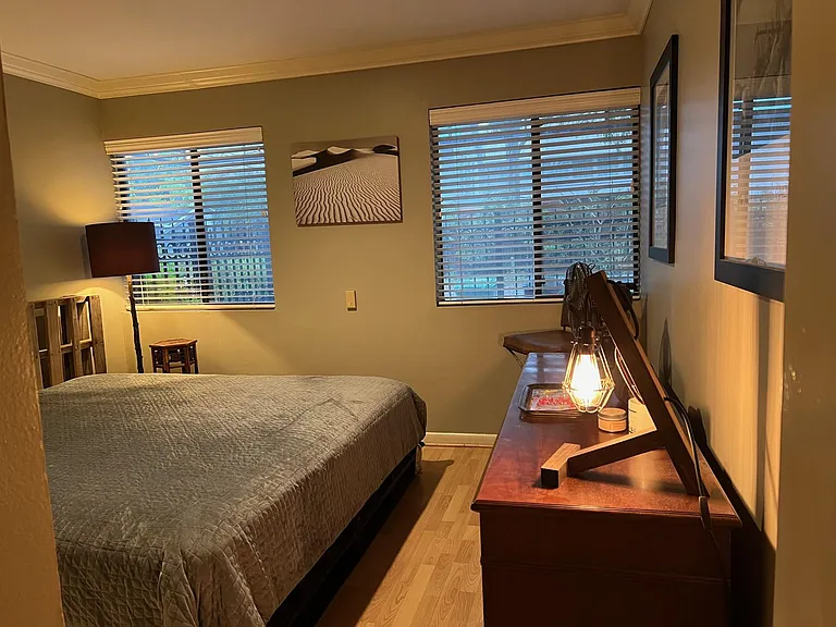 Bedroom with king size bed