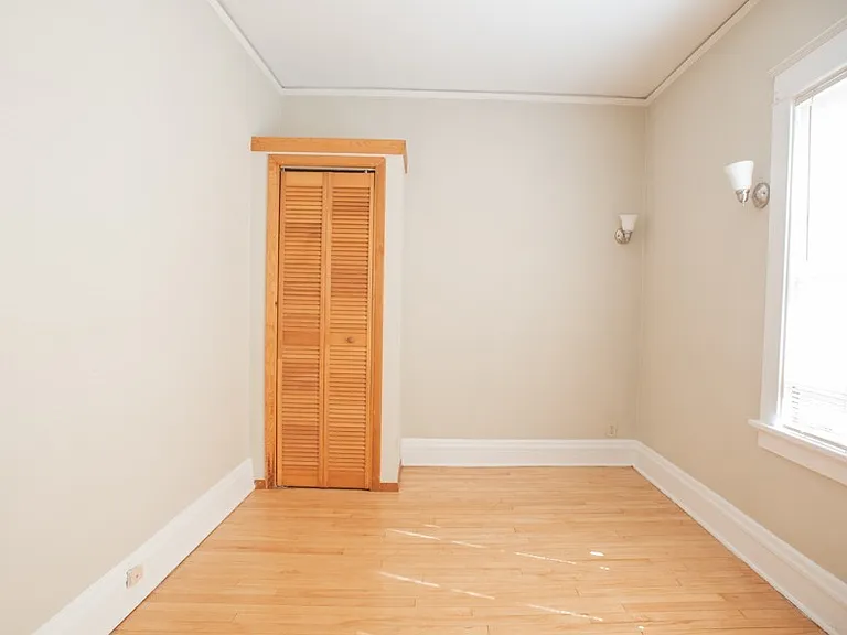 Freshly Renovated 2BR Apartments Near UWM Heat Included — Photo 37