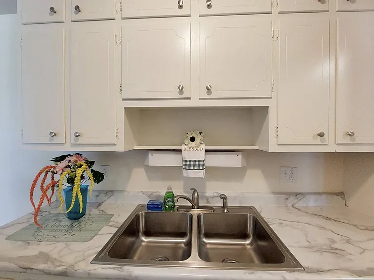 Colonial Terrace — Photo 46