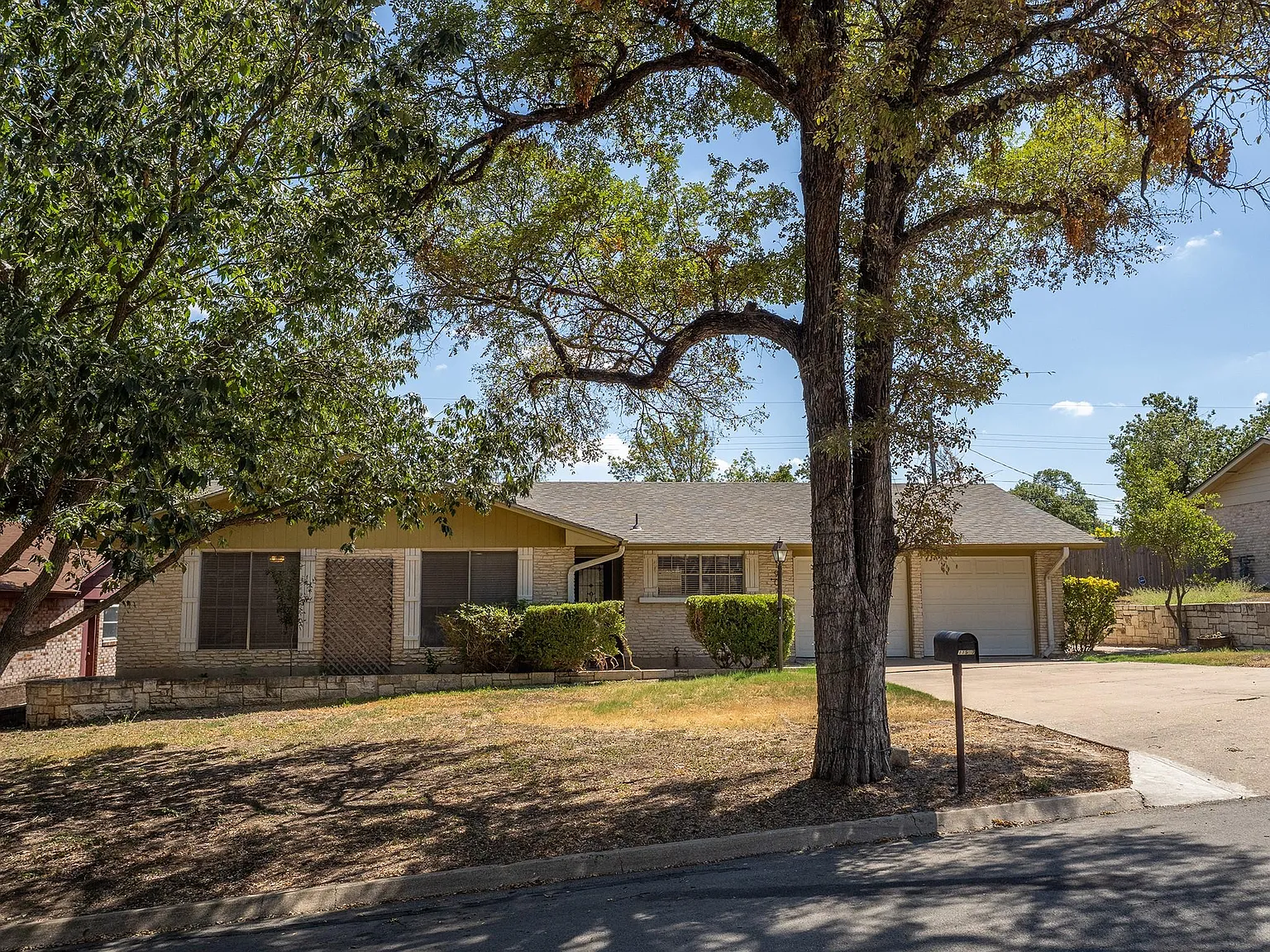 4 bed, 2.0 bath, 1997 sqft, $2,350 — Photo 2