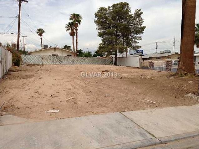 2nd image of 2520 Las Verdes St