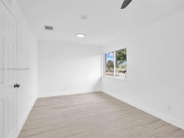 2572 NW 20th St — Photo 15