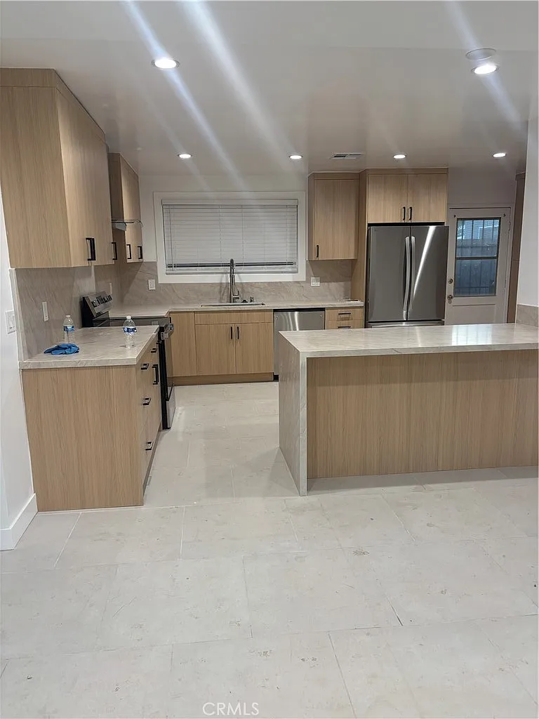 4 bed, 1404 sqft, $4,999 — Photo 3