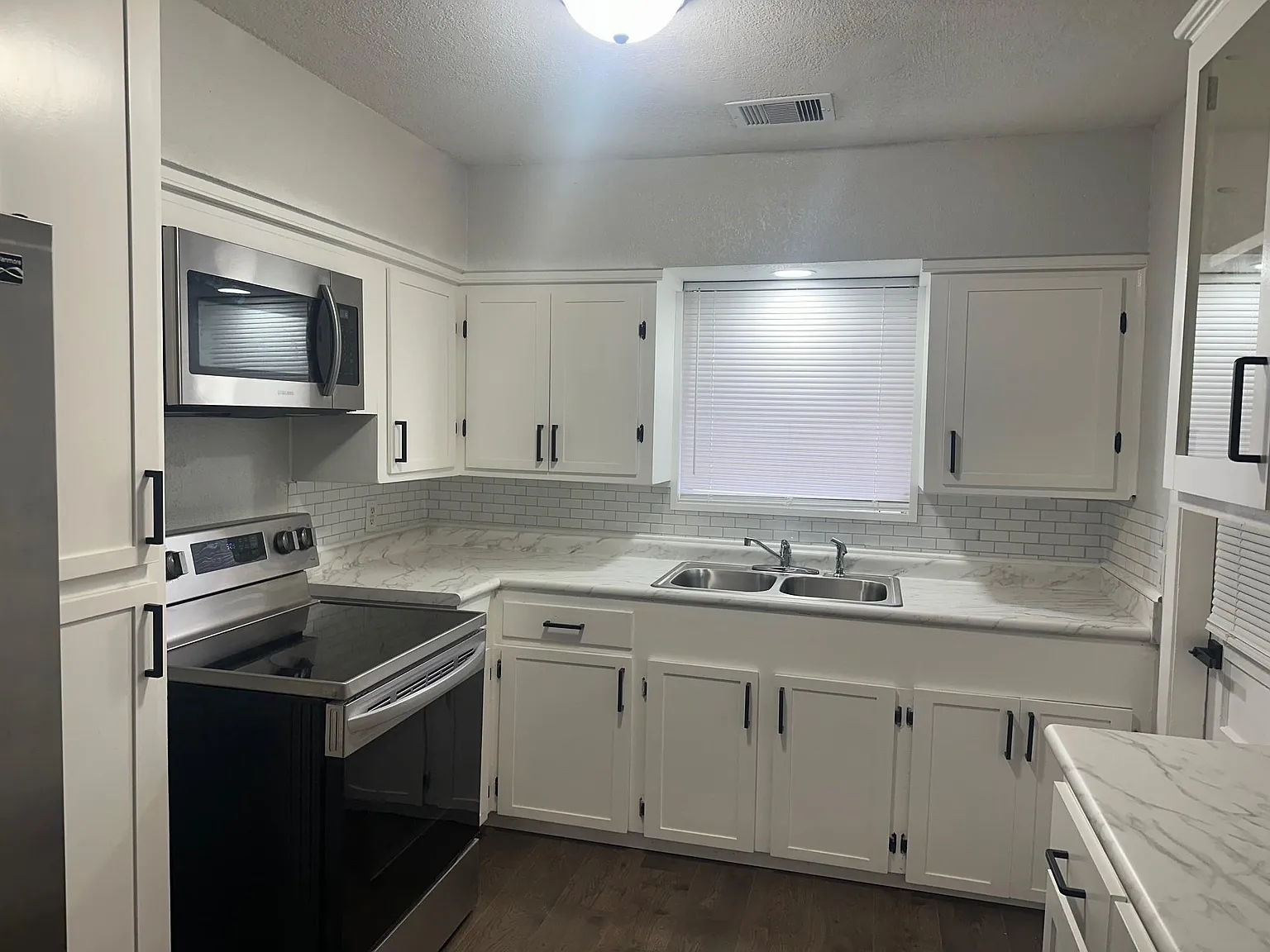 3 bed, 1.0 bath, 945 sqft, $1,650 — Photo 2
