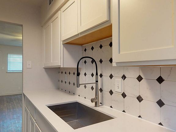 5th image of 711 N Ewing Ave #111
