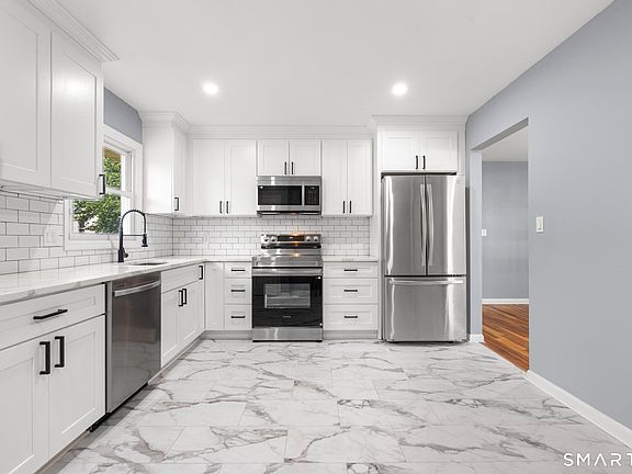 4th image of 215 Wellington Street