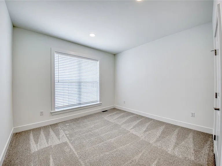304 Highbridge Ln — Photo 26