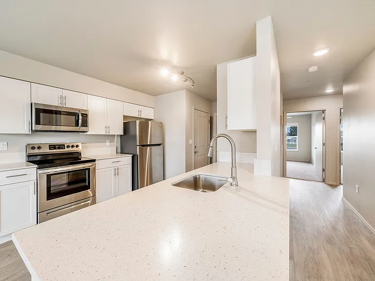 Leasing Special: $500 off 1 Month's Rent plus $1000 Standard Security Deposit! — Photo 31
