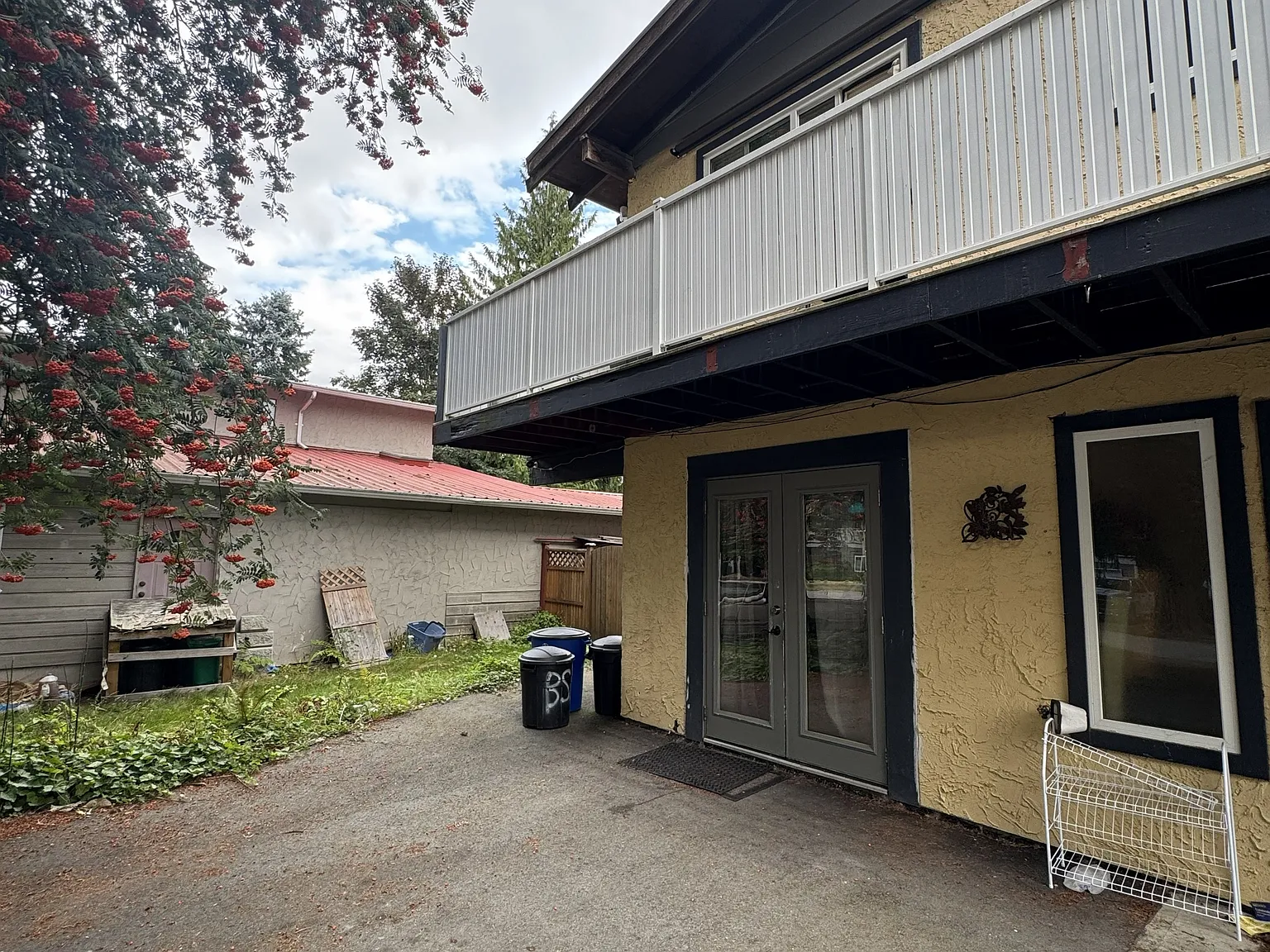 3 bed, 1.0 bath, 1100 sqft, $2,195 — Photo 1