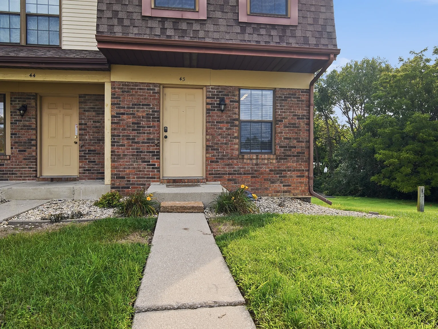 4 bed, 2.5 bath, 1621 sqft, $1,125 — Photo 2