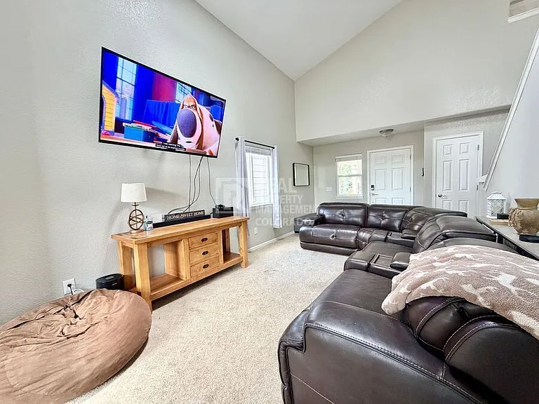 2229 Hyacinth Rd — Photo 3
