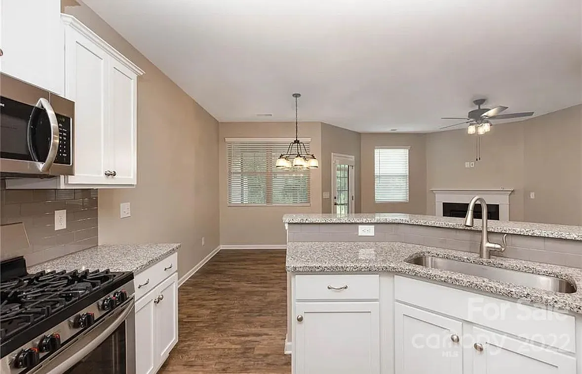 3 bed, 2.5 bath, 1700 sqft, $2,800 — Photo 3