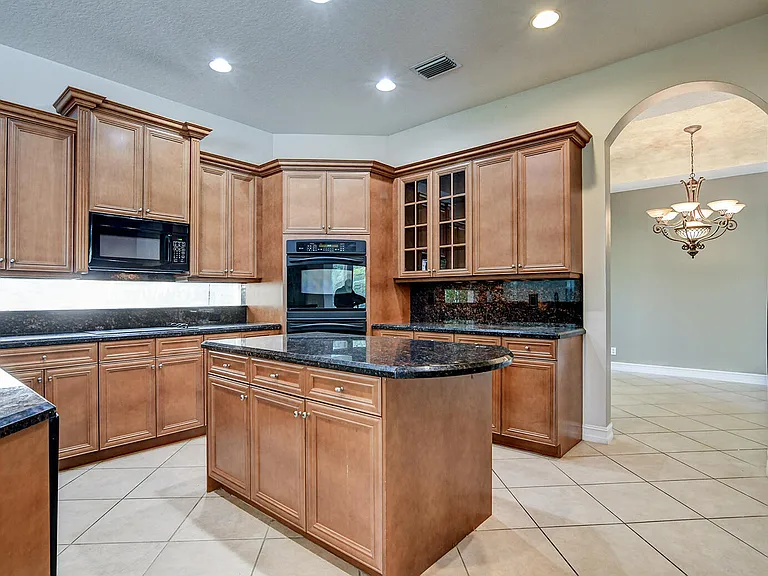670 Edgebrook Ln — Photo 6