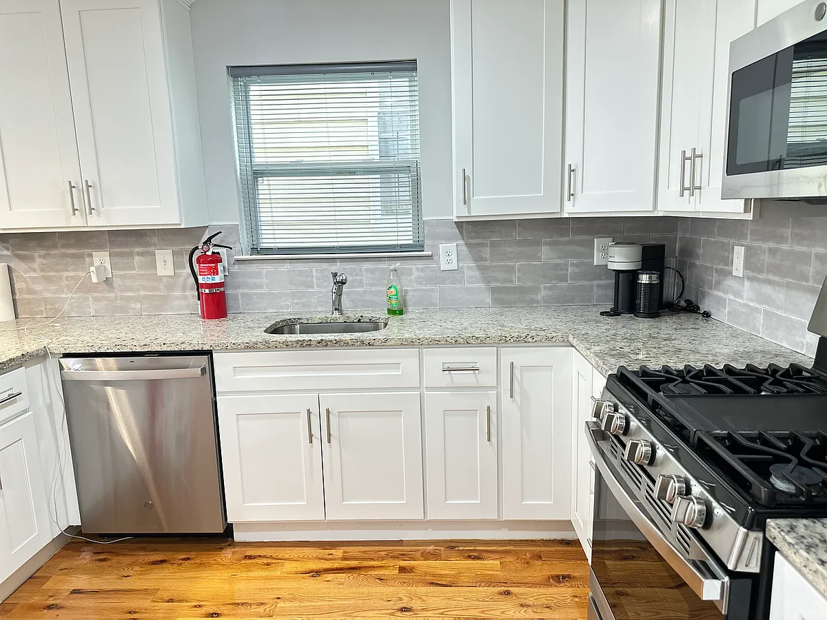 Building Photo - 118 Fleming Ave #3