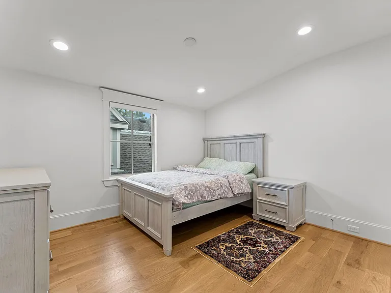426 Marshall St — Photo 37