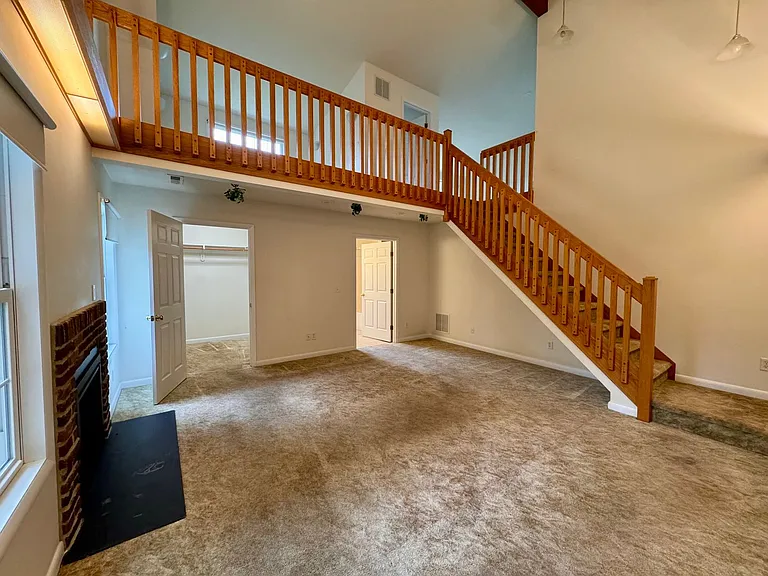 506 E Riverside Dr — Photo 16
