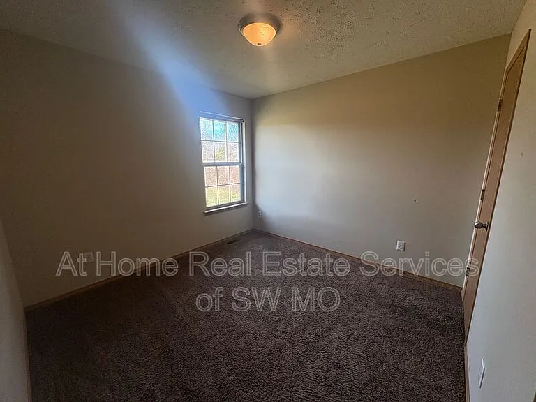 1270 N Northwood Ave — Photo 5