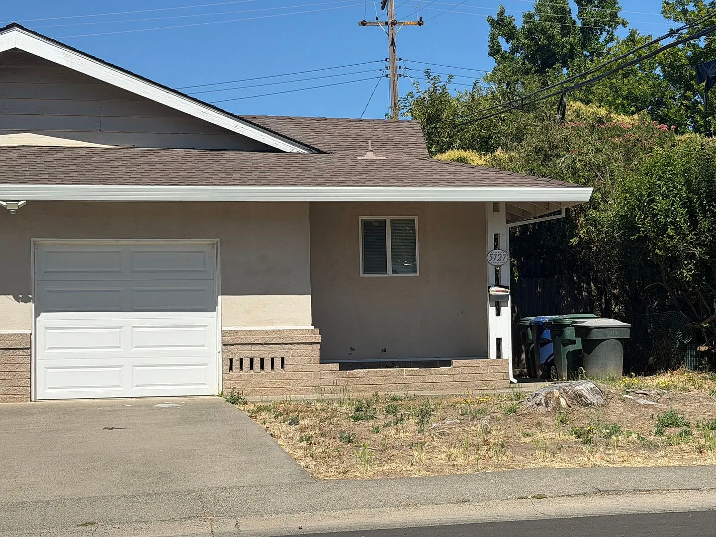 Updated 2 bedroom duplex near hospital — Photo 2