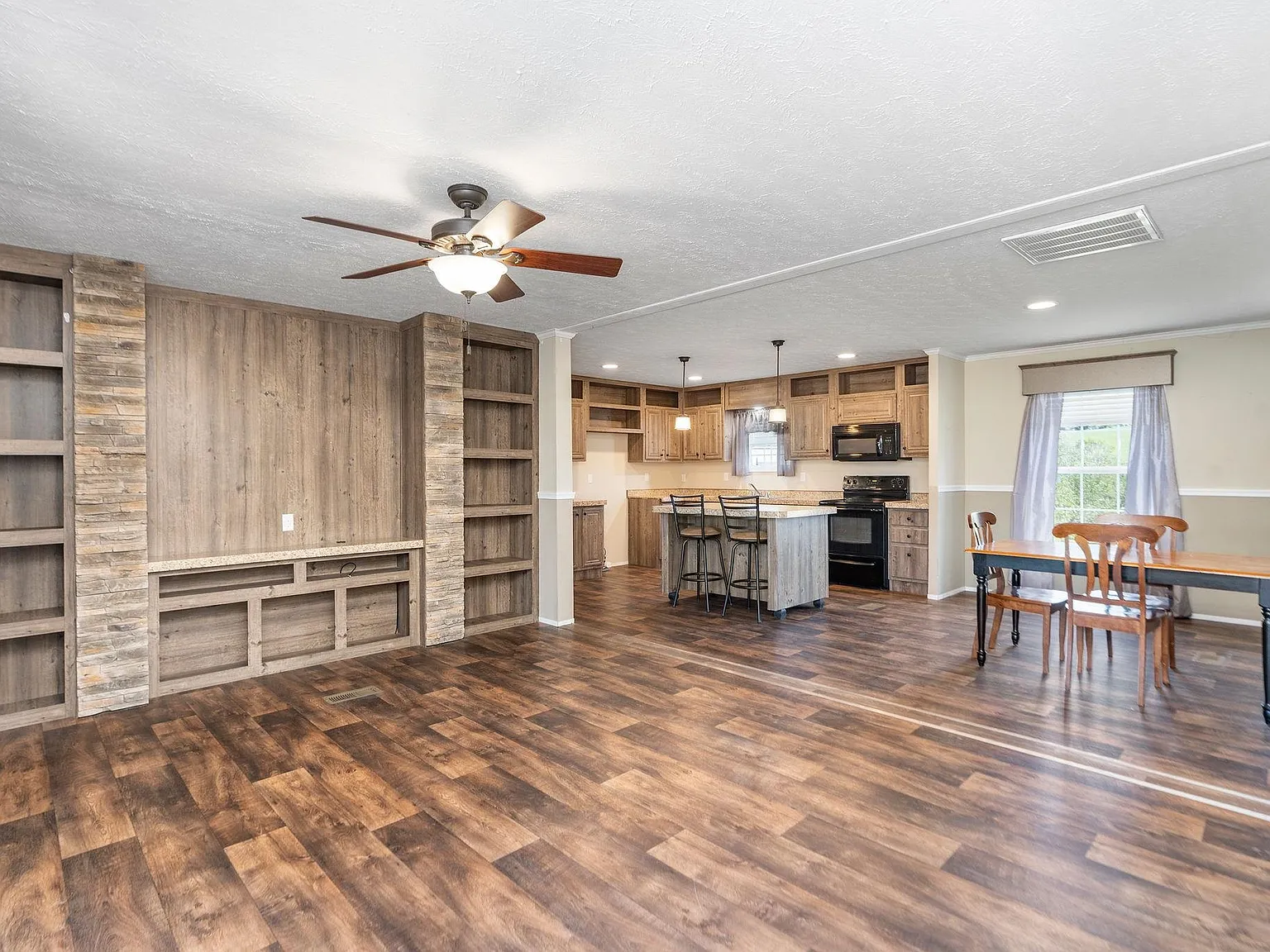3 bed, 2.0 bath, 1348 sqft, $1,800 — Photo 2