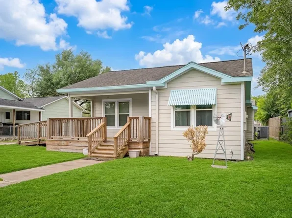 405 N College St, Weimar, TX 78962