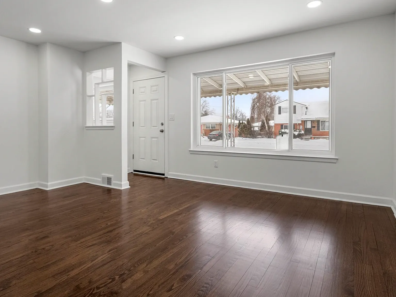 3 bed, 1000 sqft, $2,000 — Photo 2