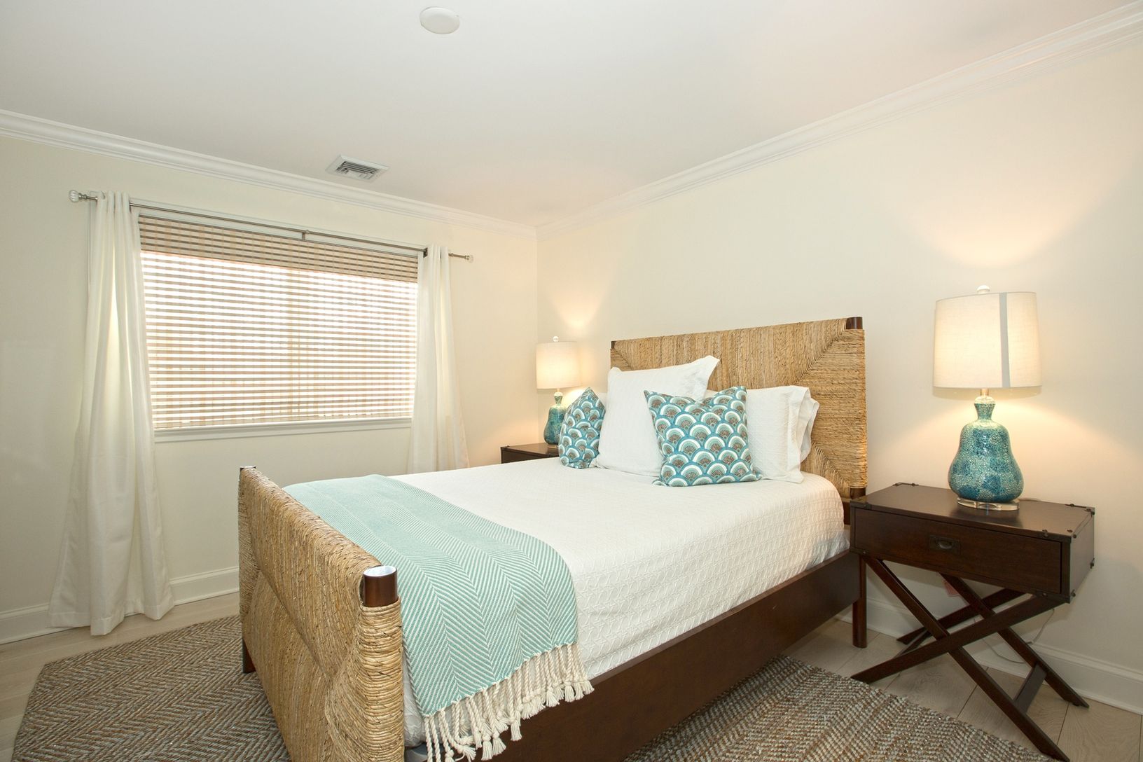  Guest suite bedroom