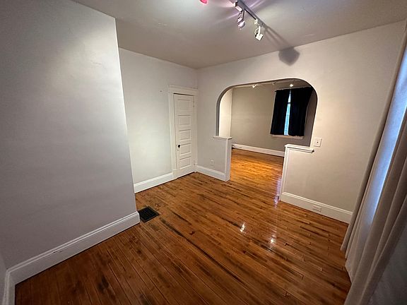 3rd image of 2483 Thurman Ave