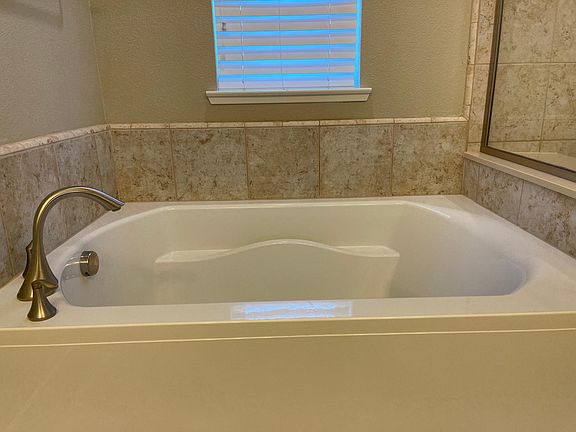 Level 3: Master Bathroom Large tub