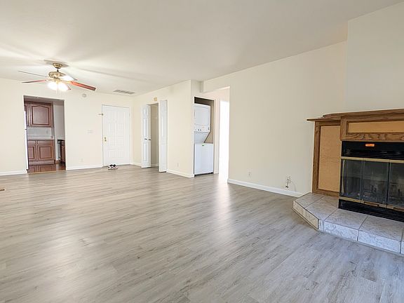 5th image of 472 Lancaster Ln