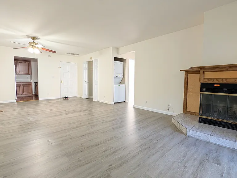 472 Lancaster Ln — Photo 5