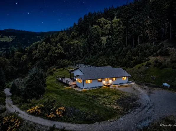 480 Sabertooth Rd, Blue Lake, CA 95525