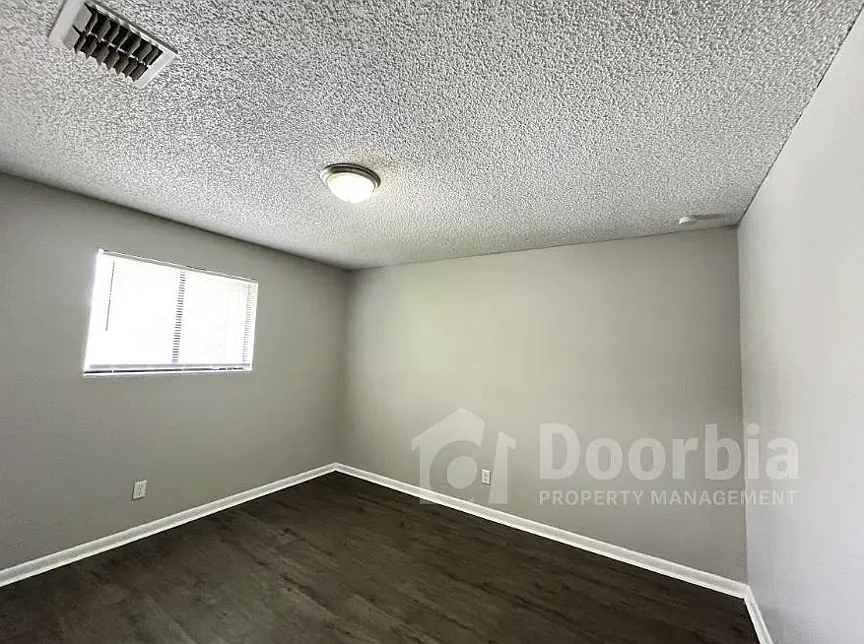 Upstairs 2 Bedroom, 1 Bathroom — Photo 4