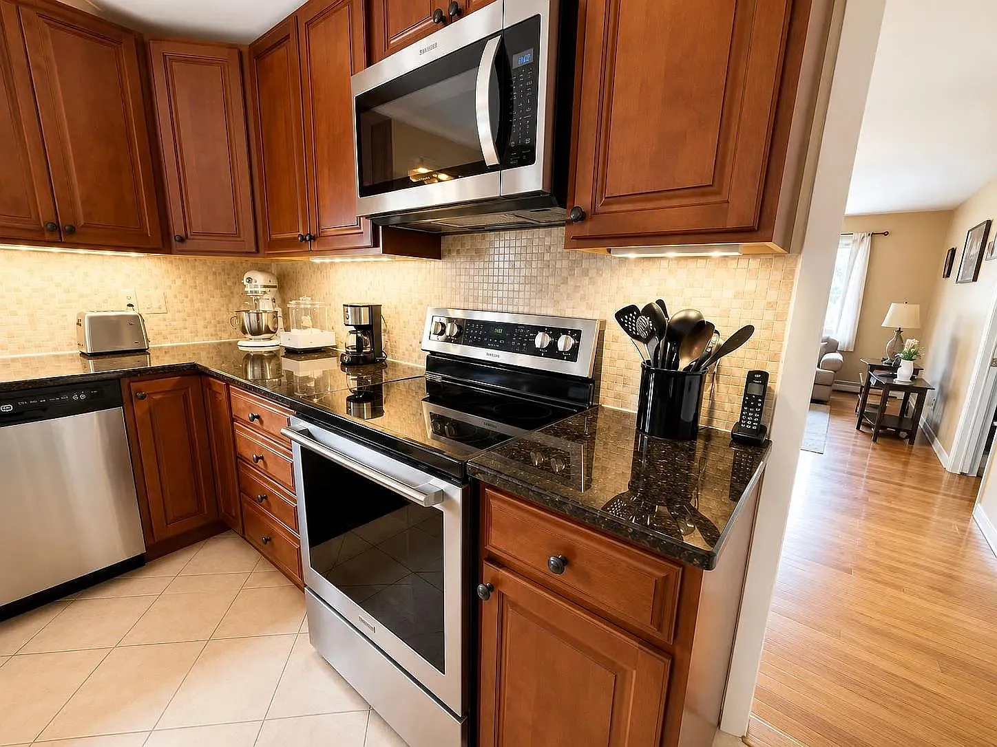 3 bed, 1150 sqft, $2,100 — Photo 3