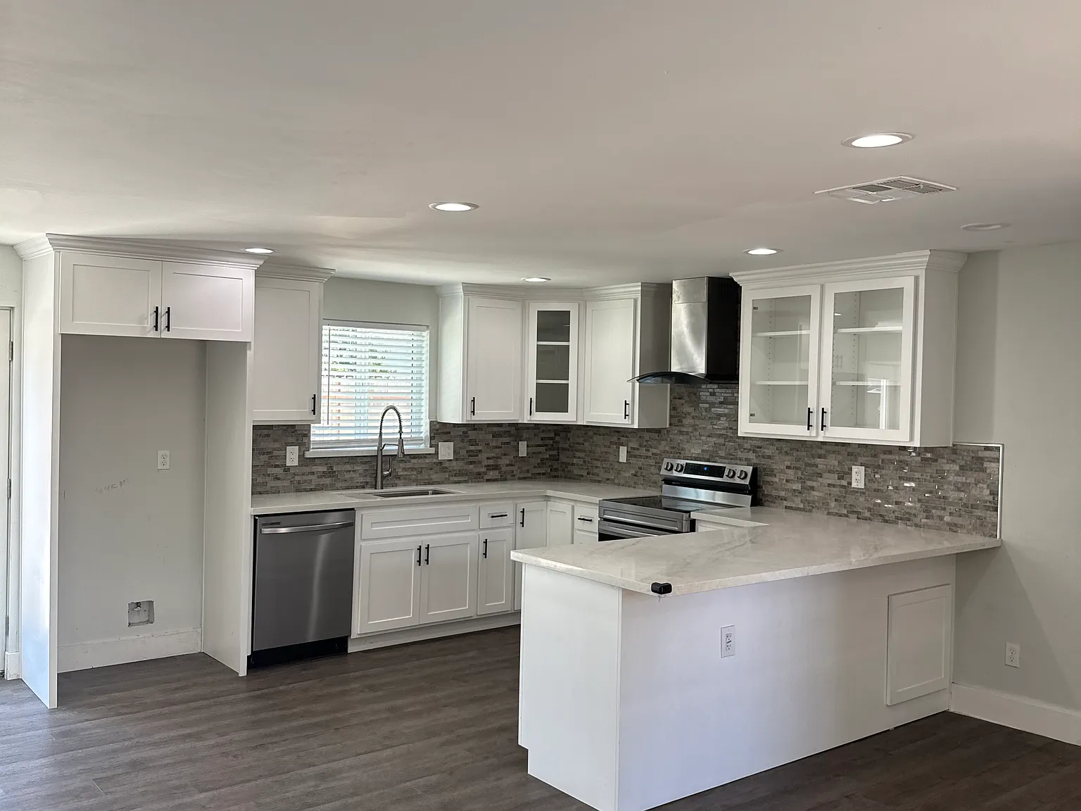 3 bed, 1200 sqft, $2,500 — Photo 4