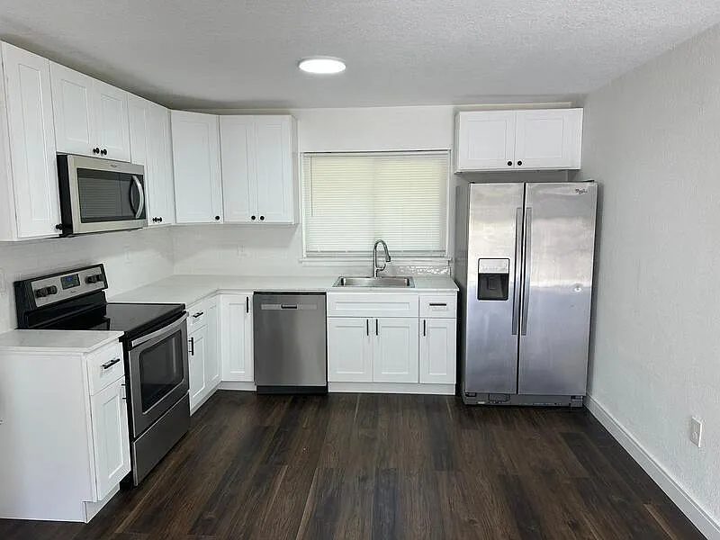 2 bed, 1.0 bath, $1,290 — Photo 2