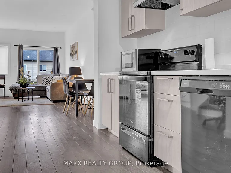 352 Alberta St — Photo 6