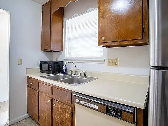 2 bed, 1.0 bath, 828 sqft, $1,150 — Photo 3