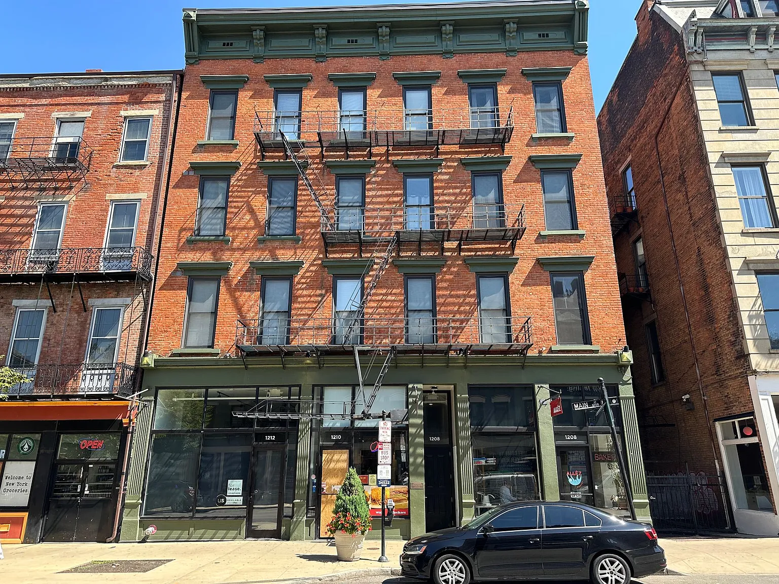 1208 Main St — Photo 2