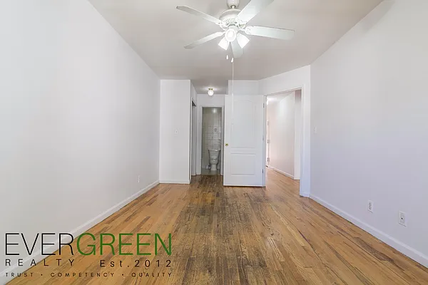 Rented by Evergreen Apartments BK | media 6