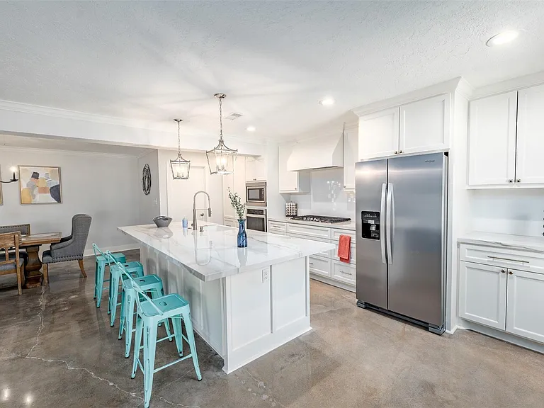 9330 Meadowbriar Ln — Photo 2