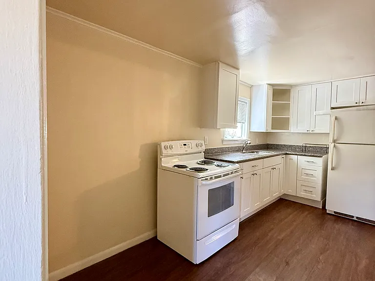 556 Ward St #L — Photo 13