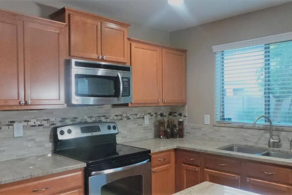 5746 W Beth Dr — Photo 2
