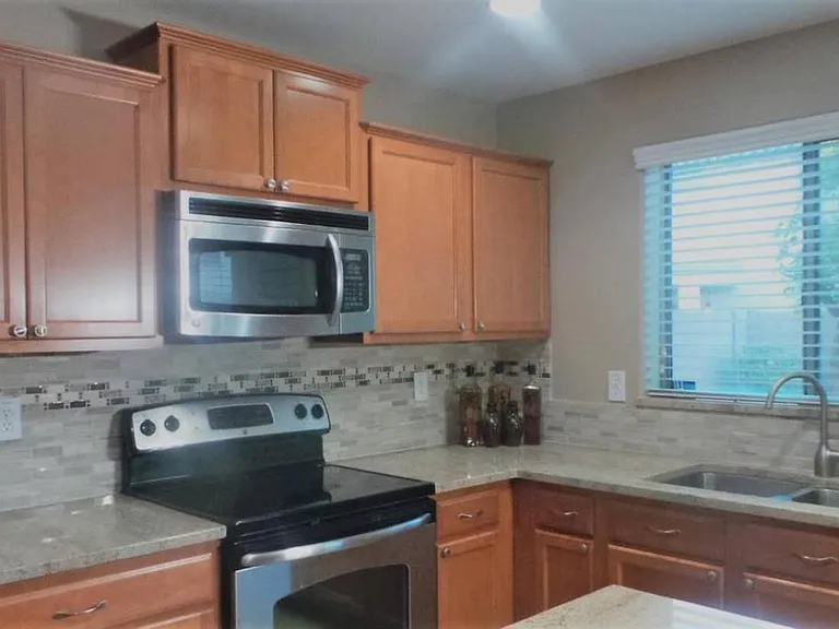 5746 W Beth Dr — Photo 2
