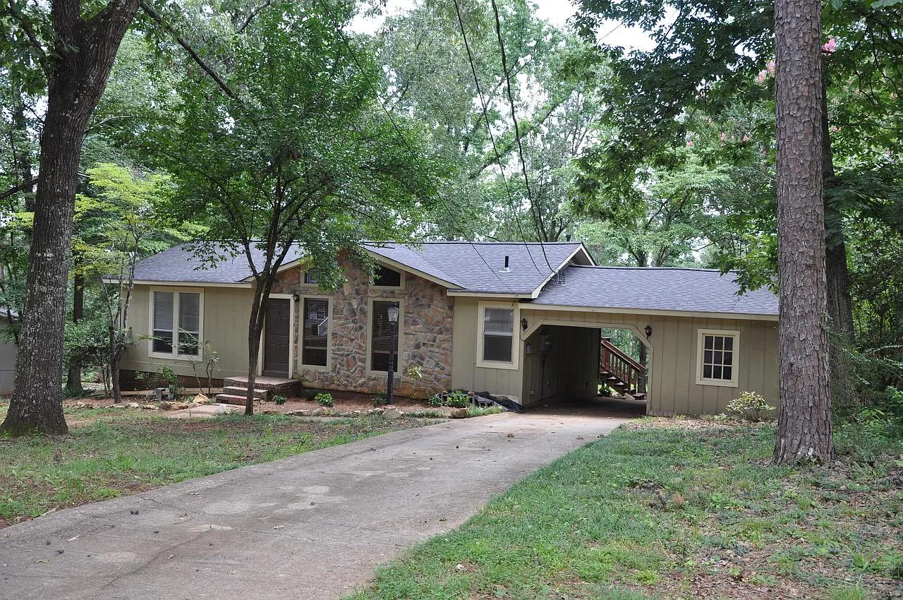 3 bed, 1.5 bath, 1100 sqft, $1,658 — Photo 1