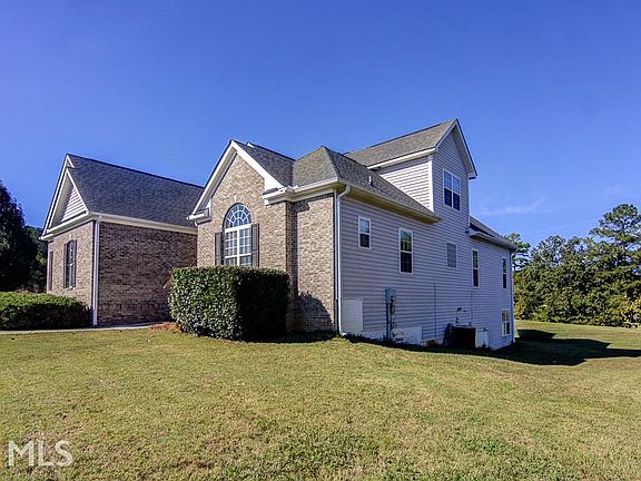 2nd image of 270 Vickery Ln