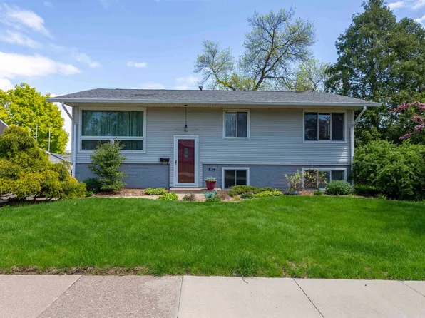 1822 Key Way Dr, Dubuque, IA 52002