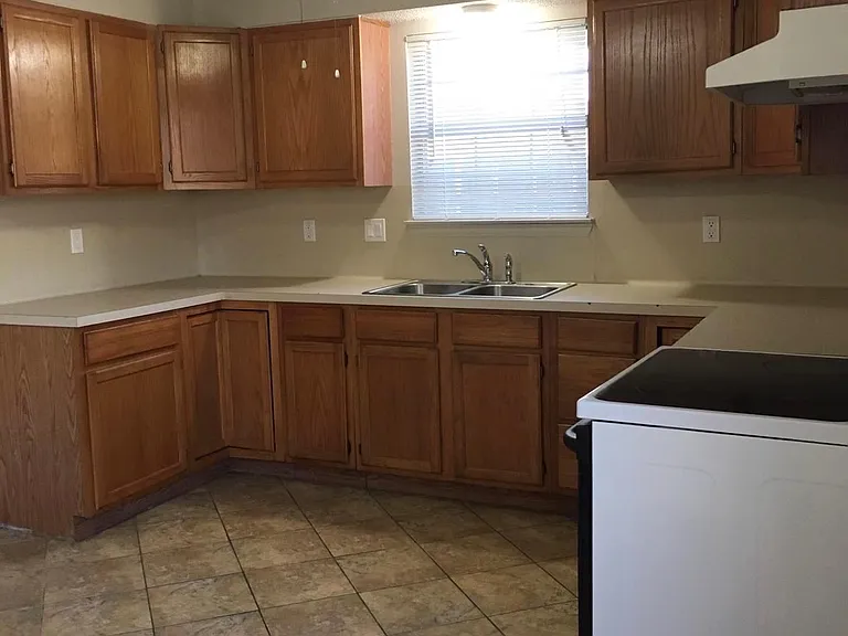 2205 Lincoln St — Photo 3