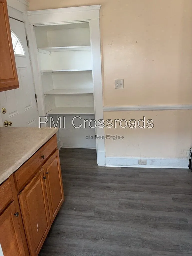 2 bed, 1.0 bath, $1,095 — Photo 4