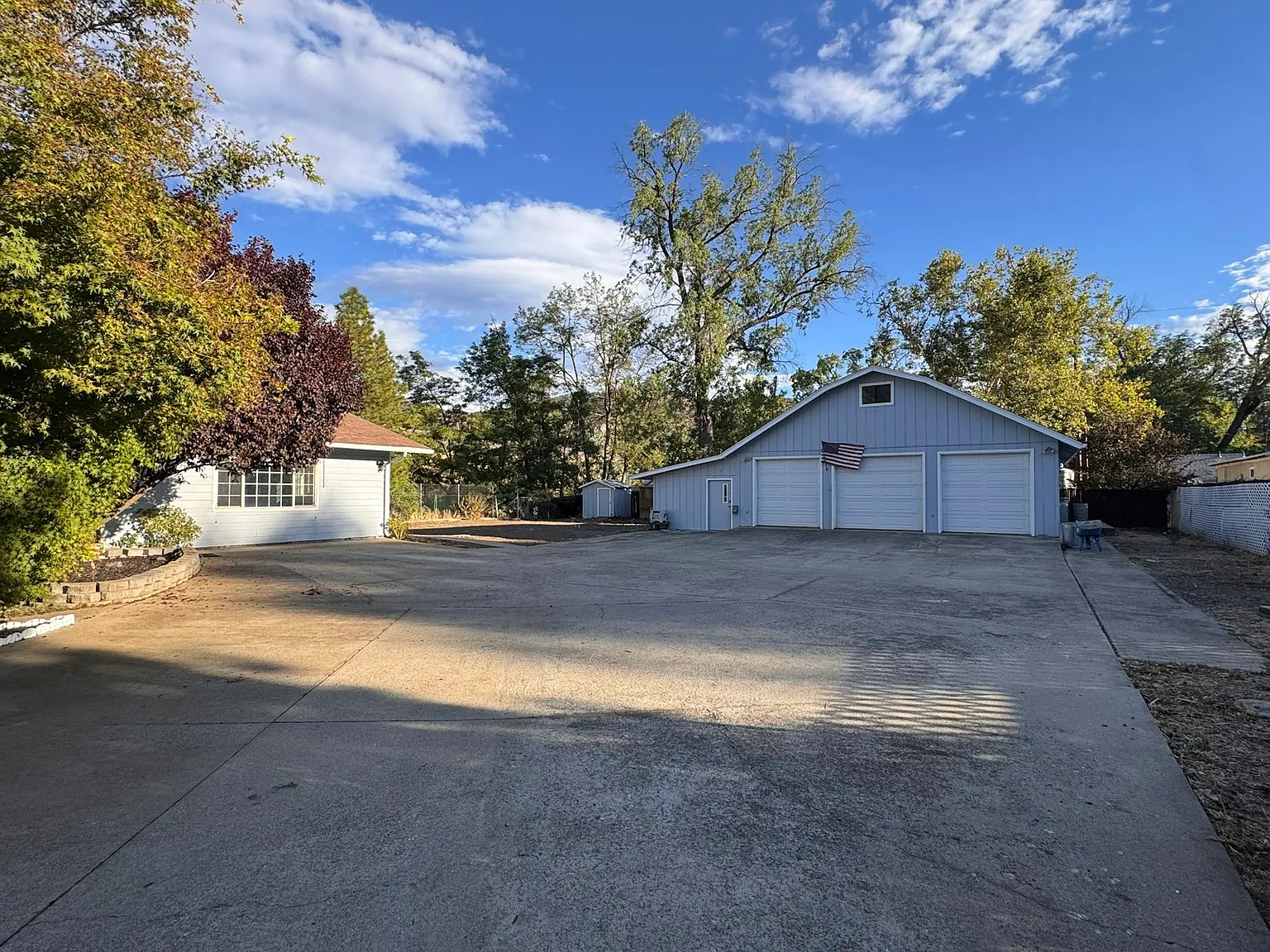400 Burgess Street — Photo 4